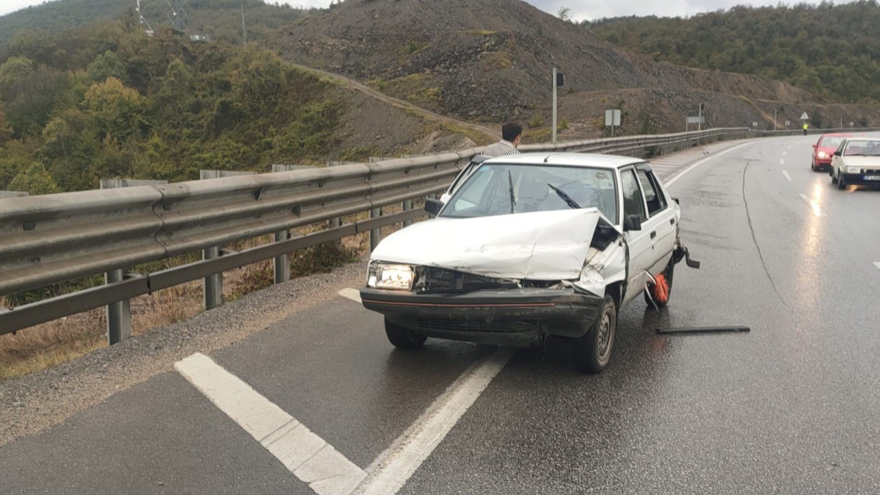 Samsun'da Otomobil Bariyere Çarptı: 3 Yaralı