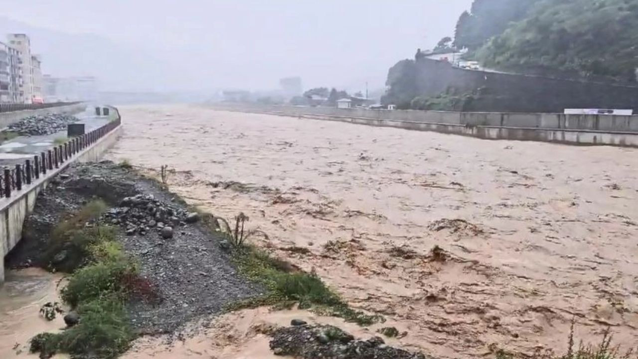 Artvin'de Sağanak Yağış Sonrası Yollar Çöktü, Dereler Taştı