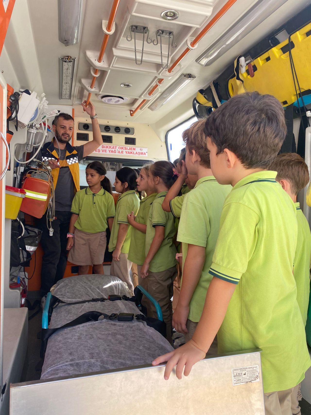 İlk Yardım Günü'nde Öğrenciler Ambulansla Tanıştı: Meraklı Diyaloglar Gülümsetti - Sayfa 6