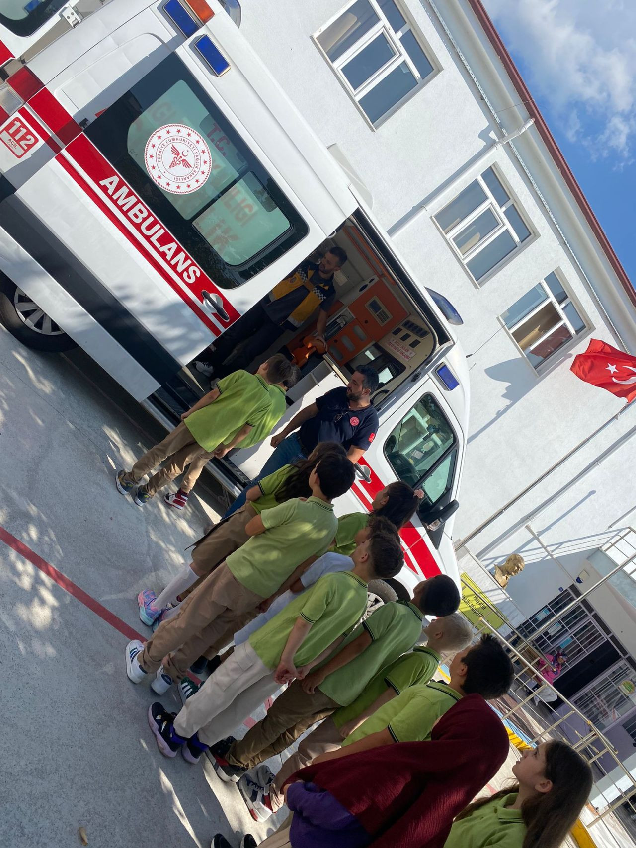 İlk Yardım Günü'nde Öğrenciler Ambulansla Tanıştı: Meraklı Diyaloglar Gülümsetti - Sayfa 3