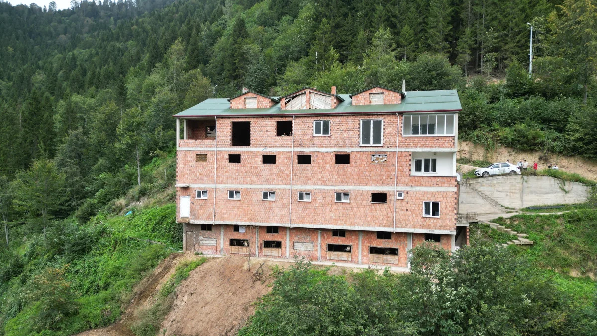 Trabzon'da Besicilikte Yenilikçi Çözüm: Hayvanları İçin 4 Katlı Apartman Yaptı - Sayfa 1