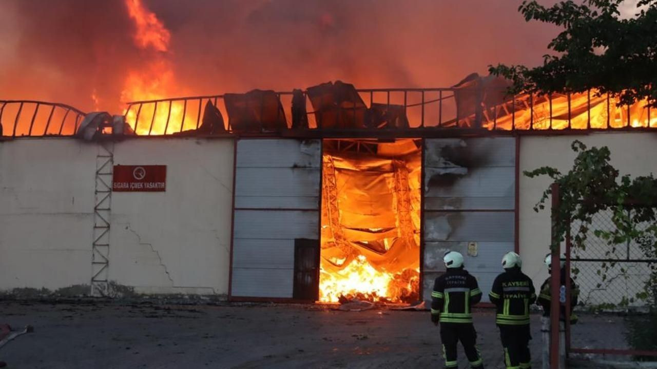 Kayseri'deki fabrika yangınında soğutma çalışması sürüyor