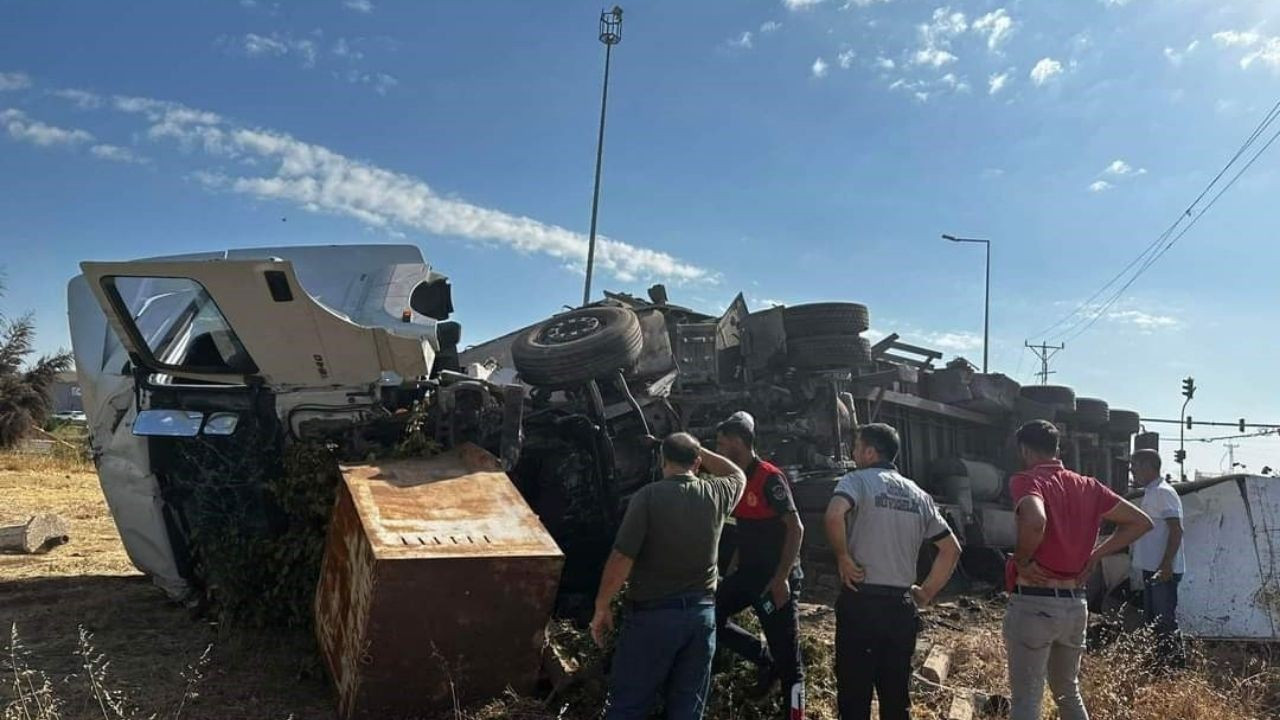 Tır ile çarpışan otomobilin sürücüsü kurtarılamadı