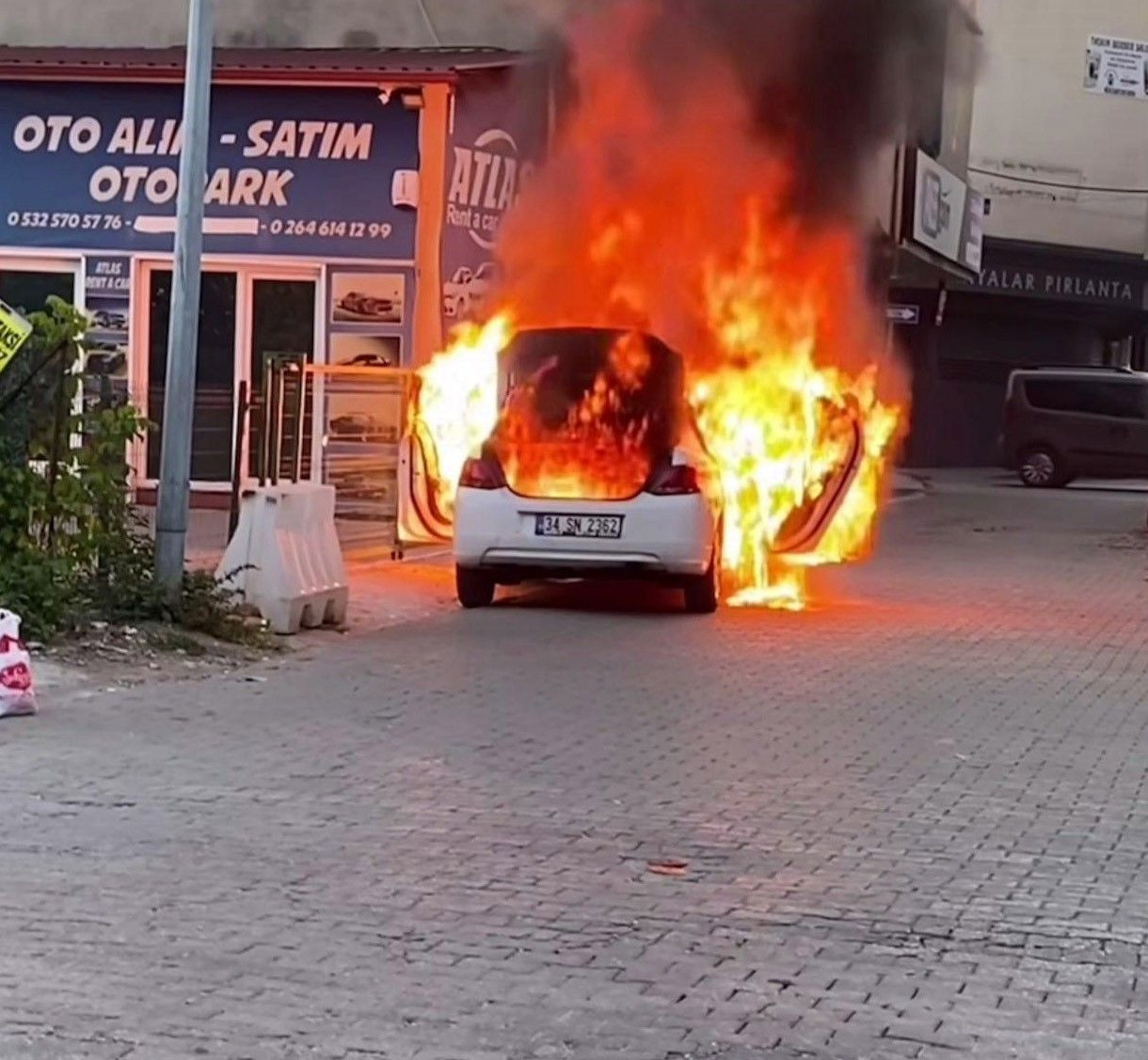 Park Halindeki Otomobil Alev Aldı: Geriye Hurda Yığını Kaldı - Sayfa 8