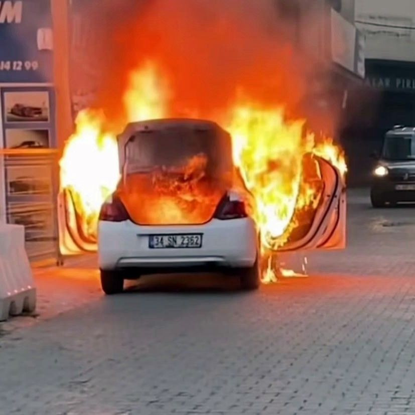 Park Halindeki Otomobil Alev Aldı: Geriye Hurda Yığını Kaldı - Sayfa 7