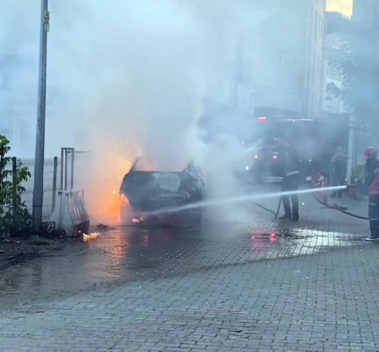 Park Halindeki Otomobil Alev Aldı: Geriye Hurda Yığını Kaldı - Sayfa 6