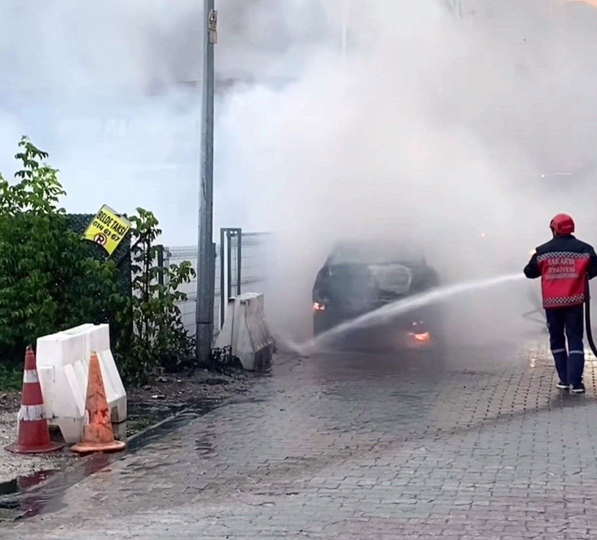 Park Halindeki Otomobil Alev Aldı: Geriye Hurda Yığını Kaldı - Sayfa 5