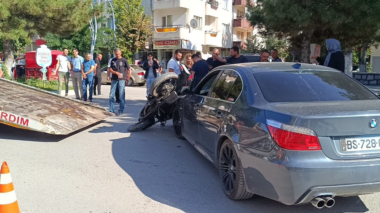 Motosikletin otomobilin üzerine çıktığı kazada sürücü ağır yaralandı