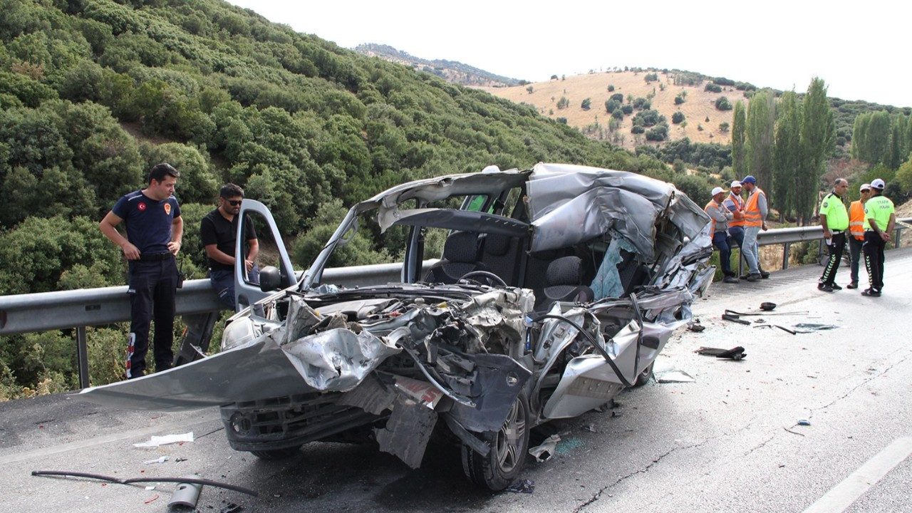 Manisa'da Tıra Arkadan Çarpan Hafif Ticari Araçta 1 Ölü, 1 Yaralı