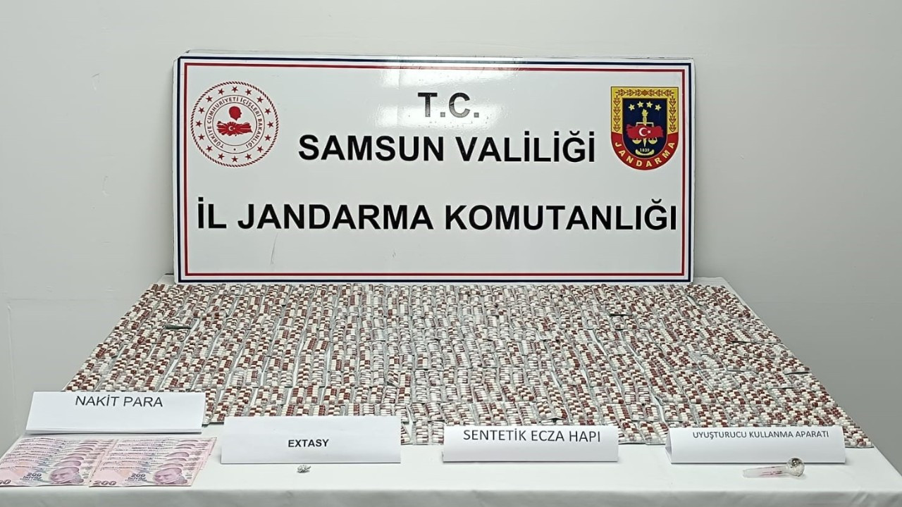 Samsun'da 6 Bin 309 Sentetik Ecza ve Para Ele Geçirildi