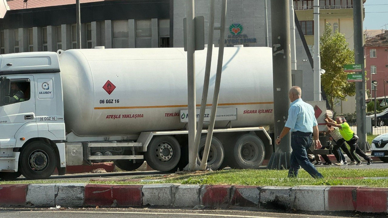 Malatya'da Arızalanan Tanker Polis Ekipleri Tarafından Kurtarıldı