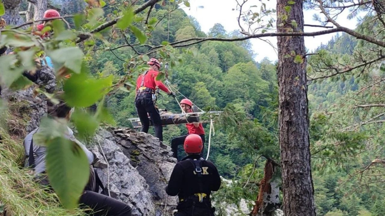 Kastamonu'da Kayalıklarda Mahsur Kalan 2 Madenci Kurtarıldı