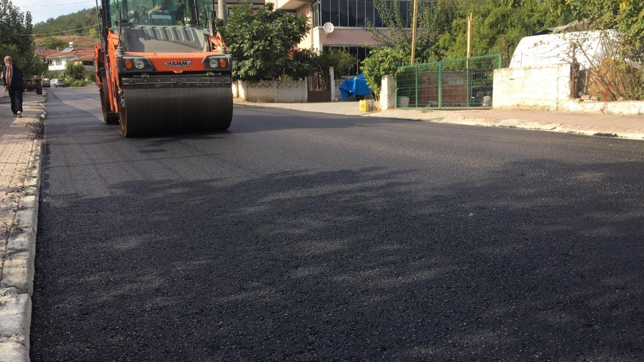 Büyükşehir Taraklı'da Ankara Caddesi'ni 4 Bin Ton Asfaltla Yeniliyor