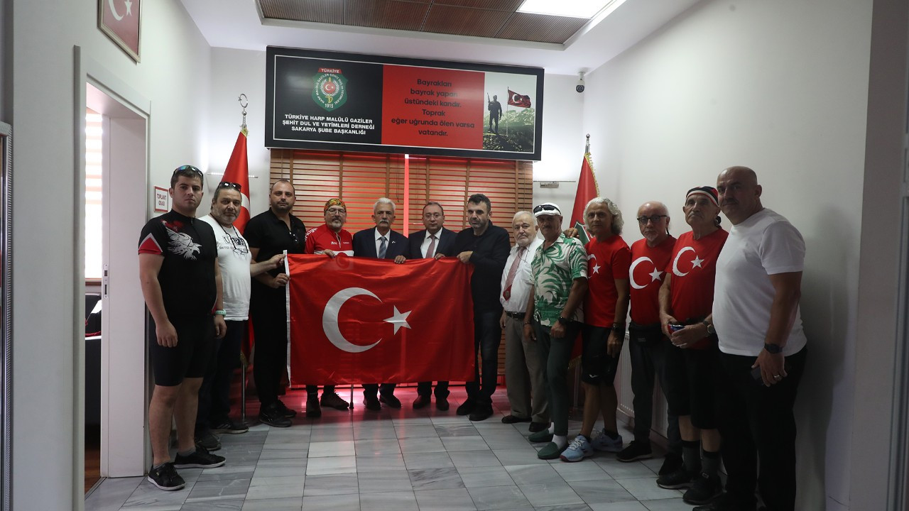 Büyükşehir'den Gazilere Anlamlı Vefa: Şanlı Türk Bayrağı Hediye Edildi