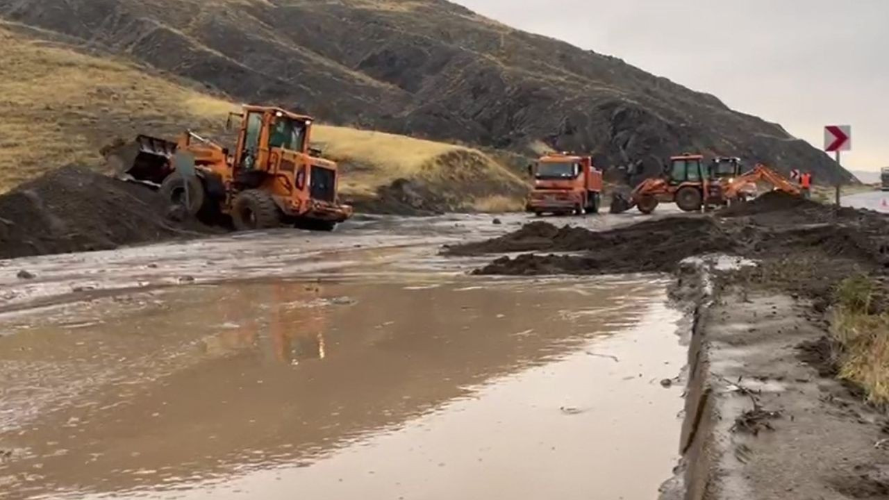 Ahlat-Adilcevaz kara yolunda heyelan