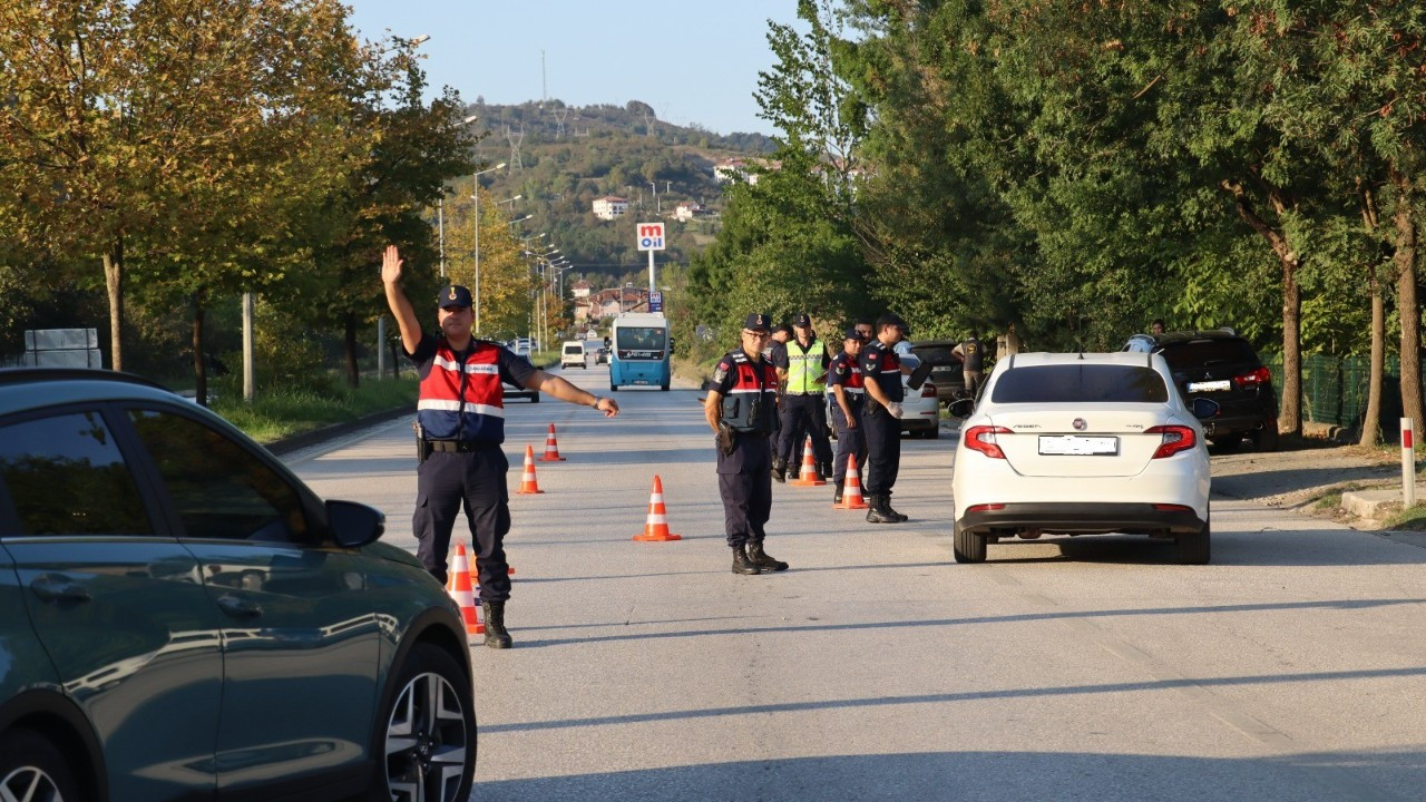 Düzce'de Aranan 9 Kişi Jandarmanın Şok Denetiminde Yakalandı