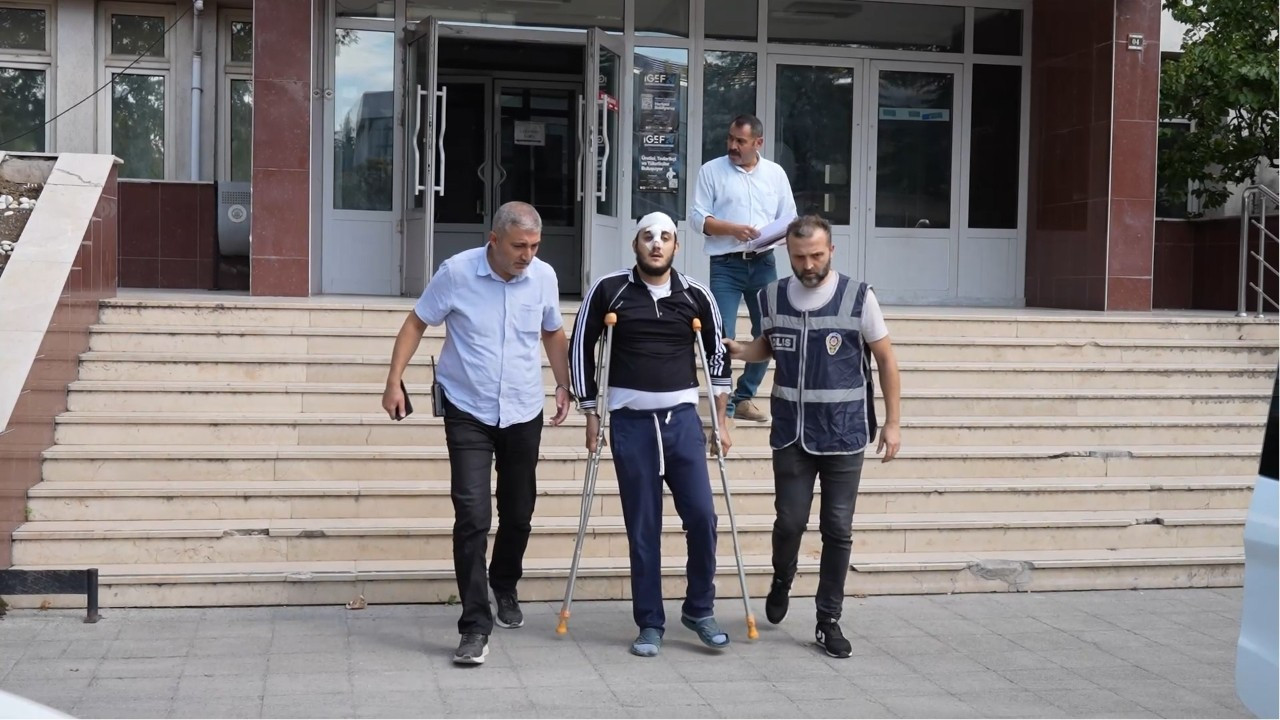 Bıçakladığı babası ambulansta kalp krizinden öldü: Zanlı adliyeye sevk edildi