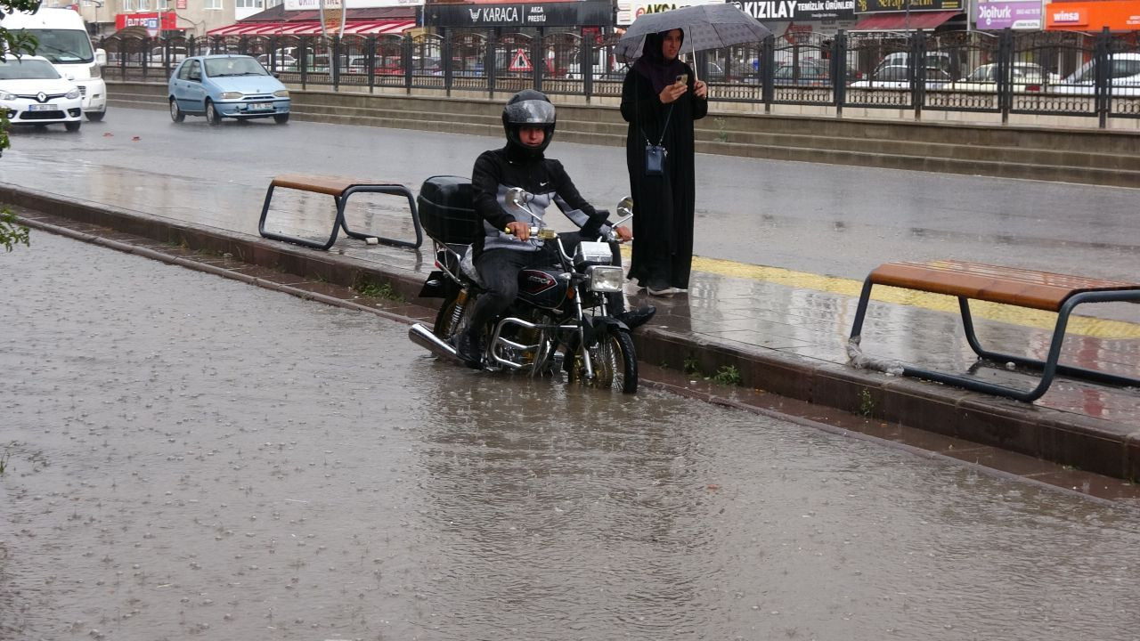 Yozgat'ta sağanak yolları göle çevirdi, sürücüler zor anlar yaşadı - Sayfa 1