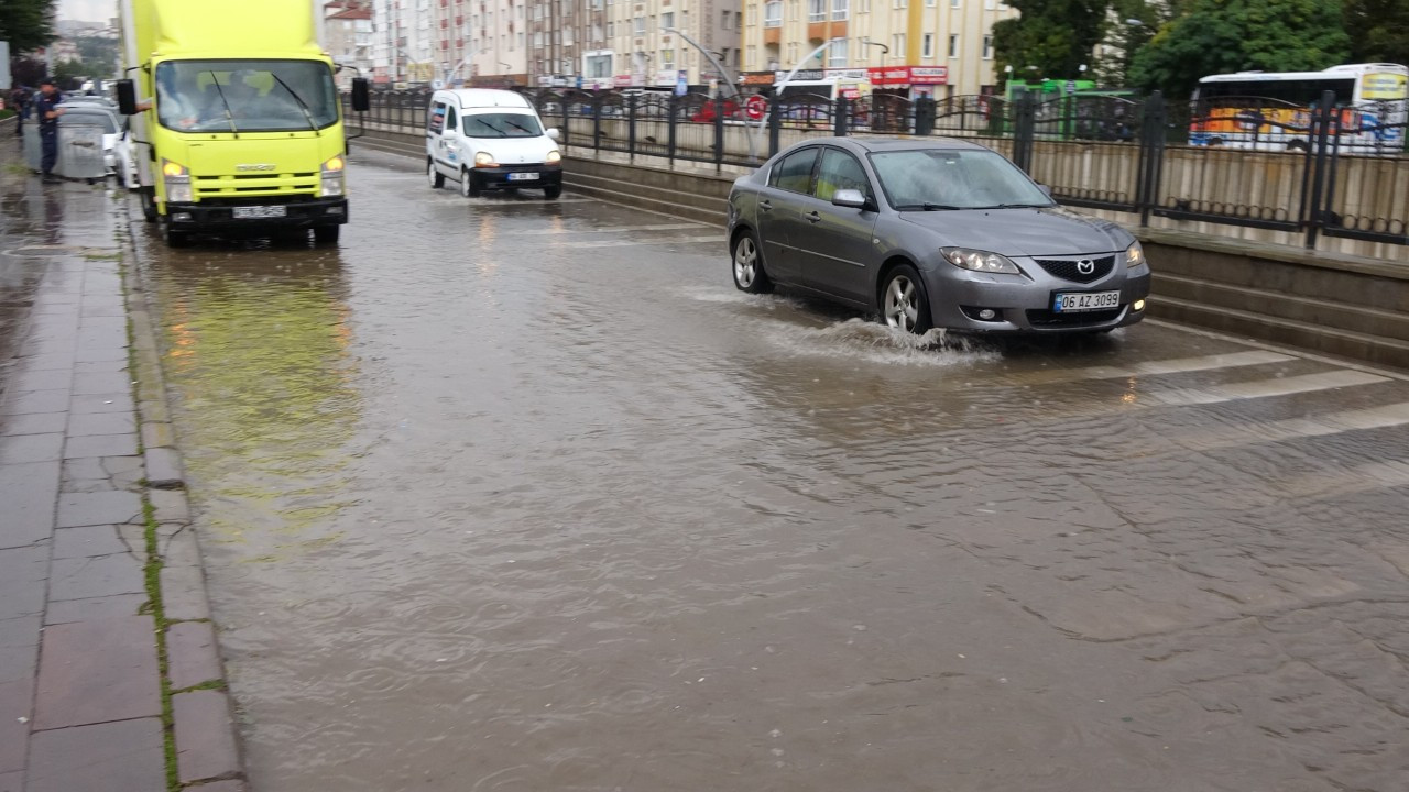 Yozgat'ta sağanak yolları göle çevirdi, sürücüler zor anlar yaşadı