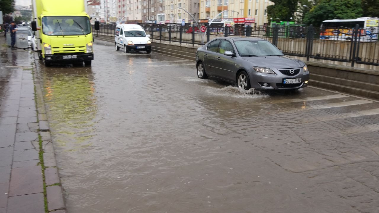 Yozgat'ta sağanak yolları göle çevirdi, sürücüler zor anlar yaşadı - Sayfa 2