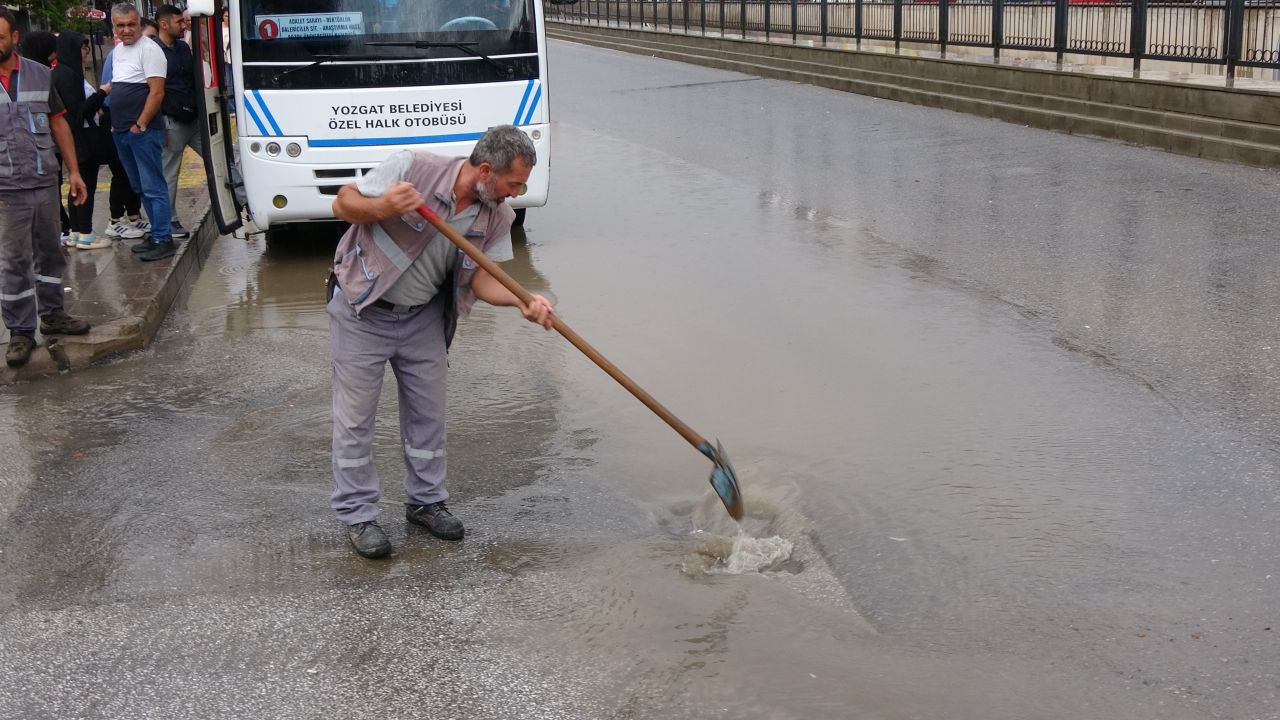 Yozgat'ta sağanak yolları göle çevirdi, sürücüler zor anlar yaşadı - Sayfa 3