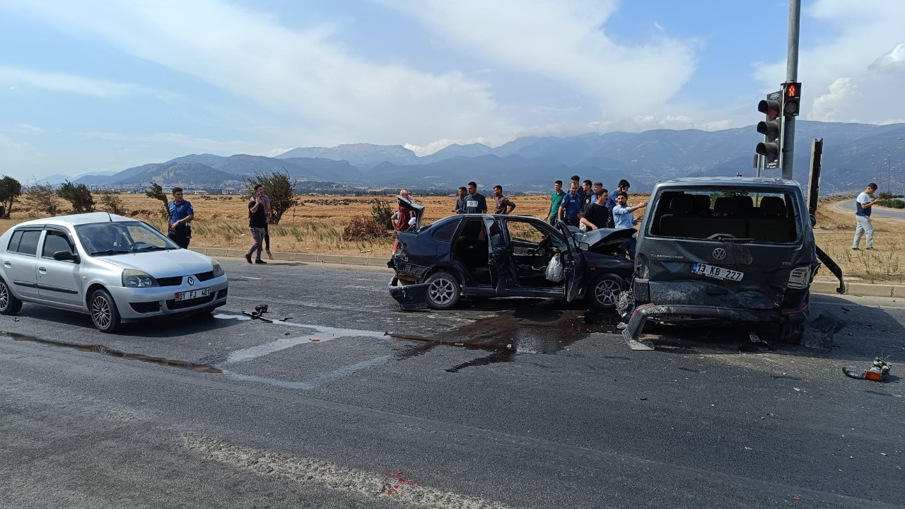 Gaziantep'te 3 Araçlı Zincirleme Trafik Kazası: 2 Yaralı