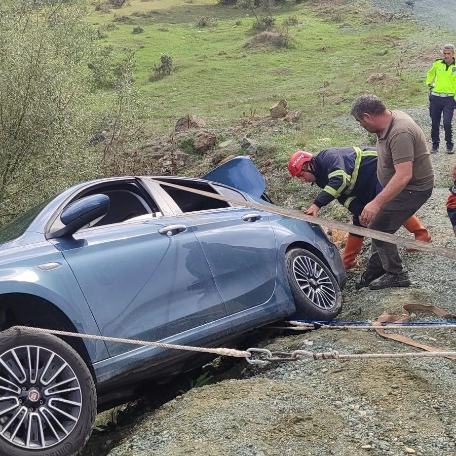 Otomobil Yol Kenarında Asılı Kaldı, Çift Ölümden Döndü - Sayfa 1