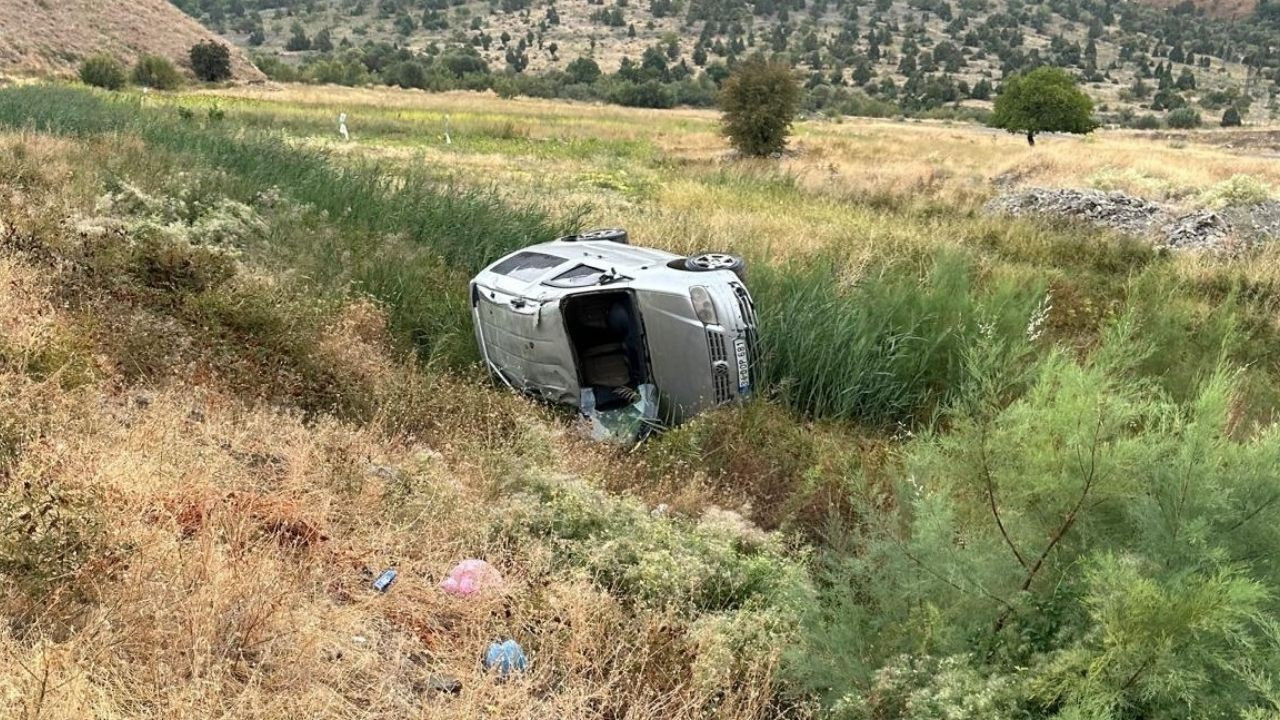 Hakkari’de Takla Atan Araçta 2’si Çocuk 4 Yaralı