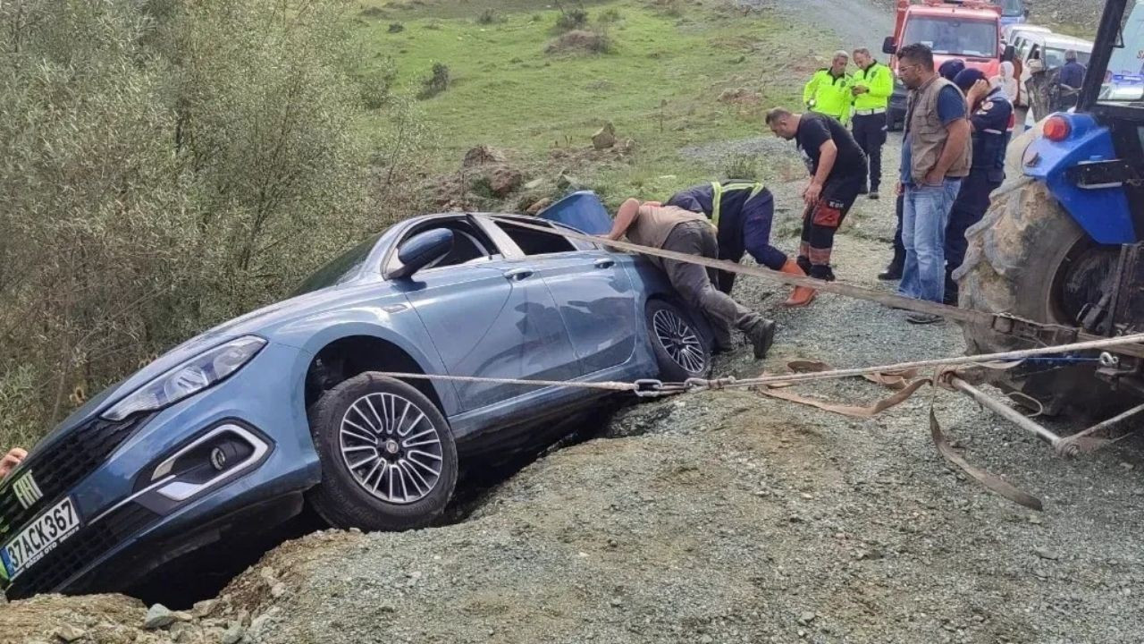 Otomobil Yol Kenarında Asılı Kaldı, Çift Ölümden Döndü