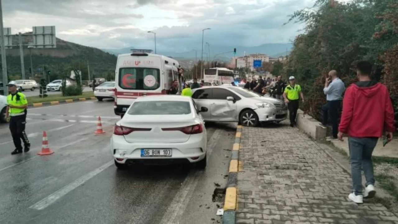 Karabük'te 6 Araçlı Zincirleme Kaza: 4 Yaralı