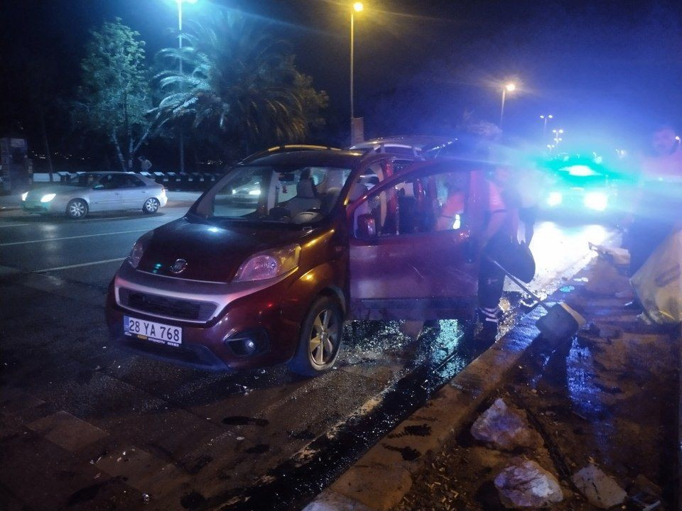 Kartal’da kırmızı ışık ihlali yapan otomobil 2 araca çarptı: 3 yaralı - Sayfa 4