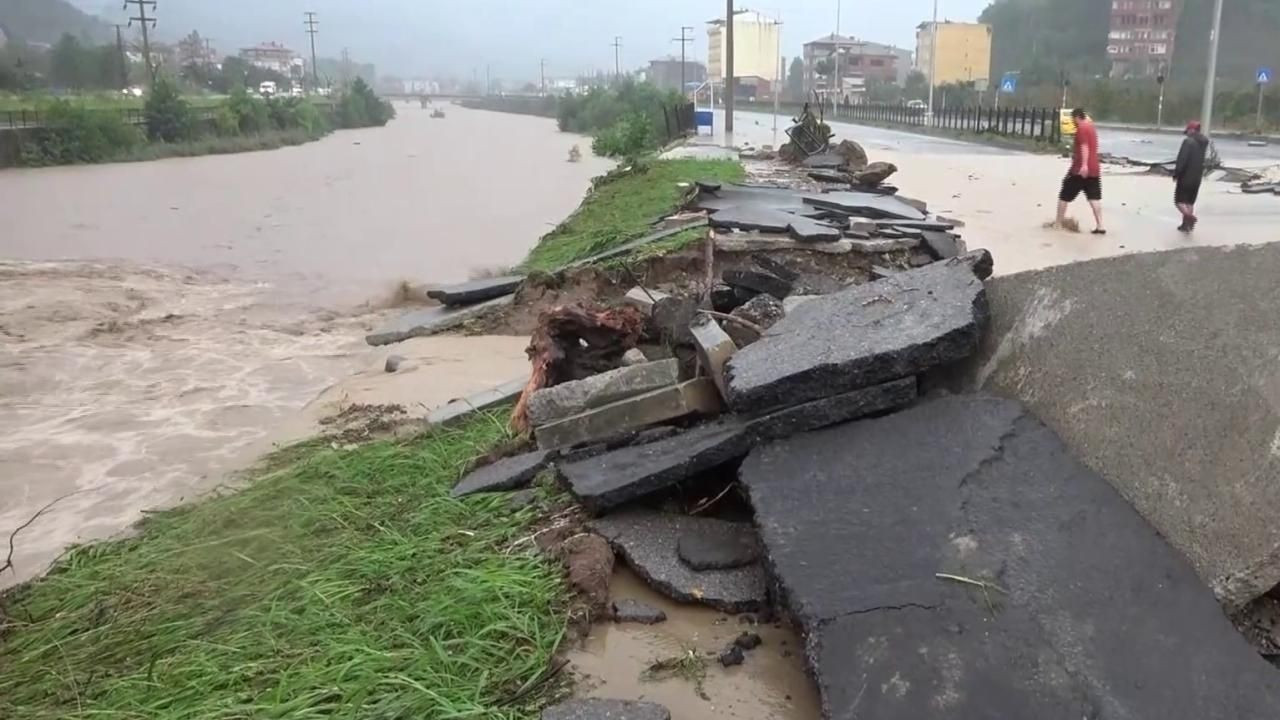 Trabzon'da Dere Taştı, Karayolu Ulaşıma Kapandı!