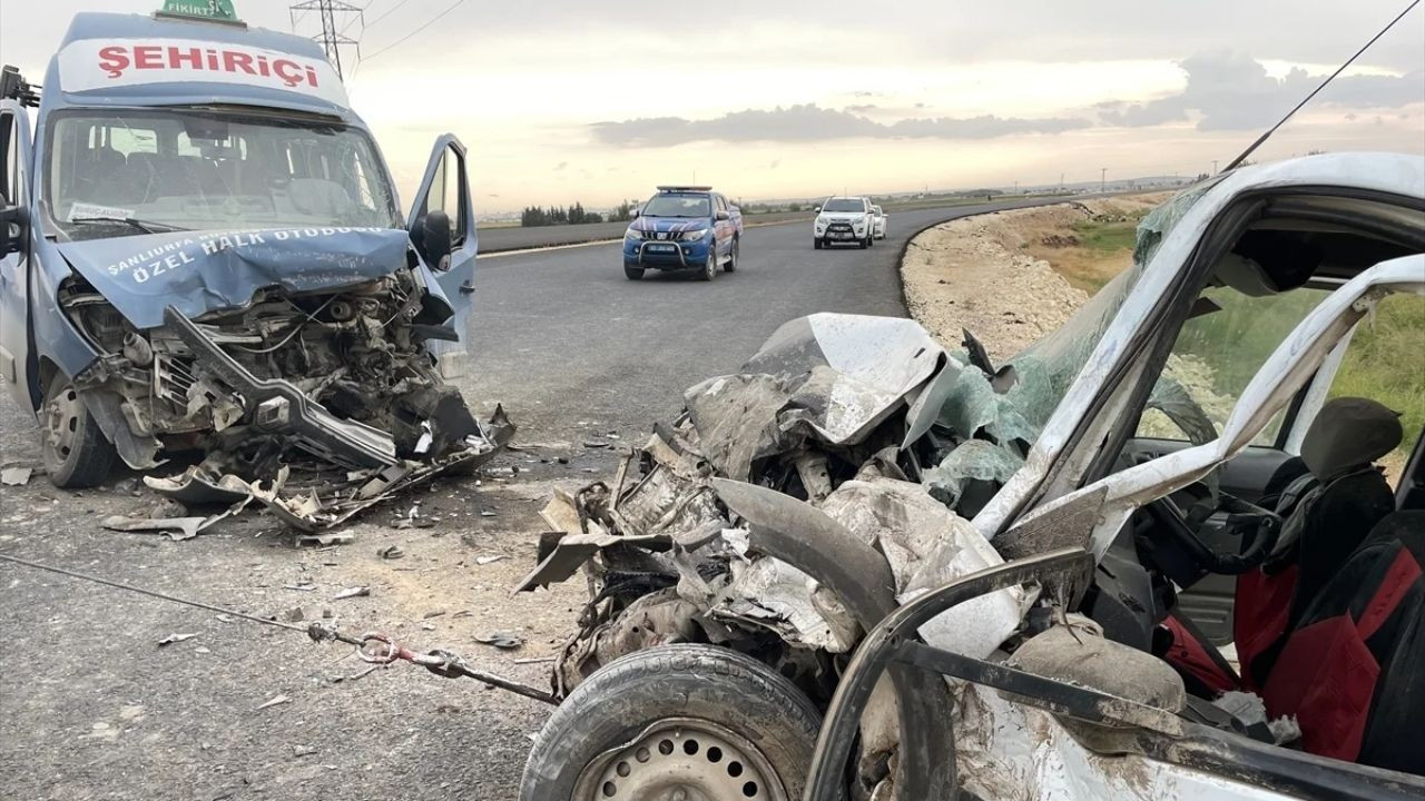 Şanlıurfa'da Minibüs ile Ticari Araç Çarpıştı: 1 Ölü, 8 Yaralı