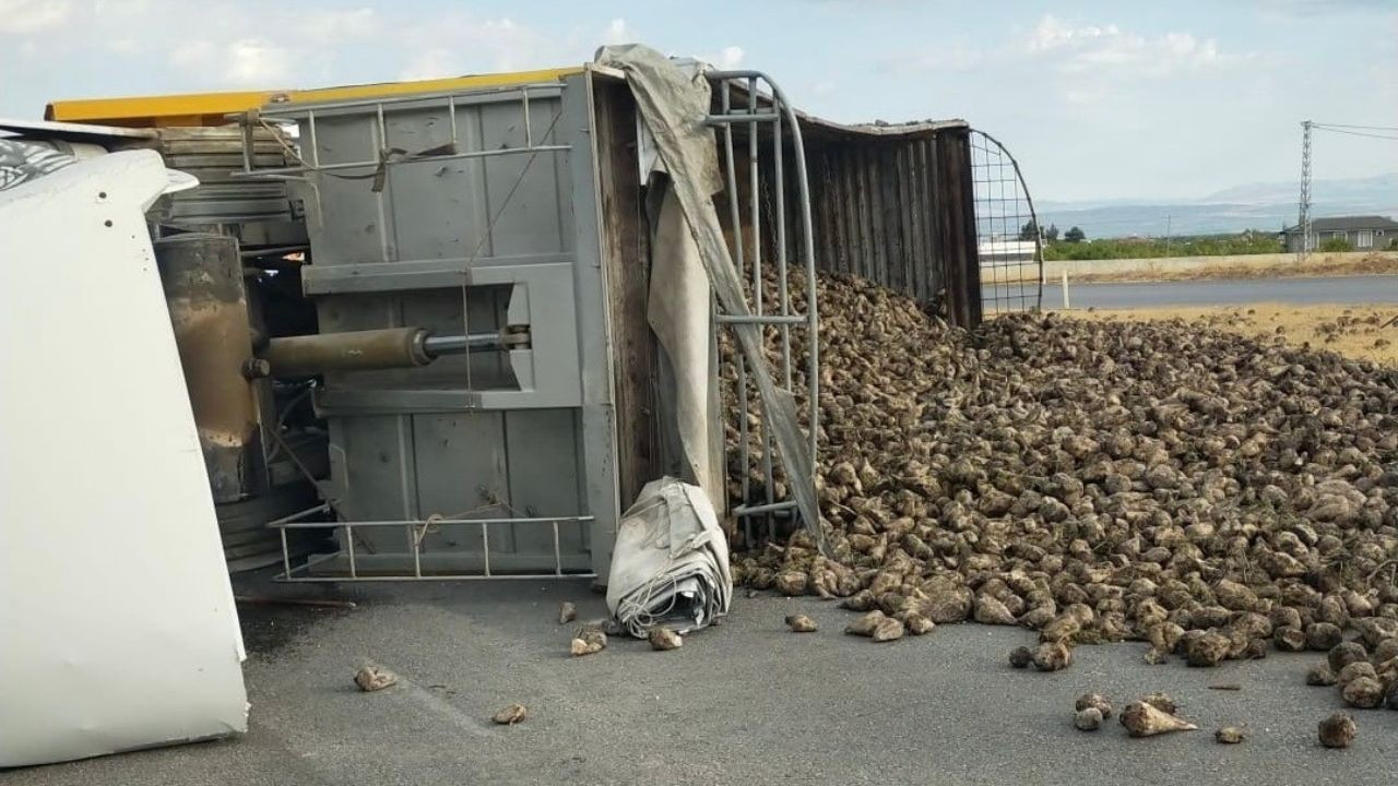 Malatya'da pancar yüklü kamyon devrildi: 2 yaralı