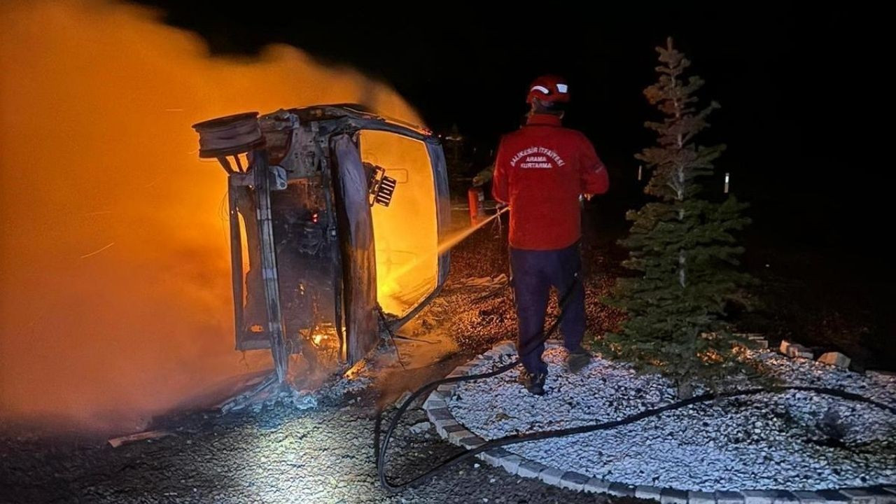 Balıkesir'de sürücü yanan araçtan canını zor kurtardı