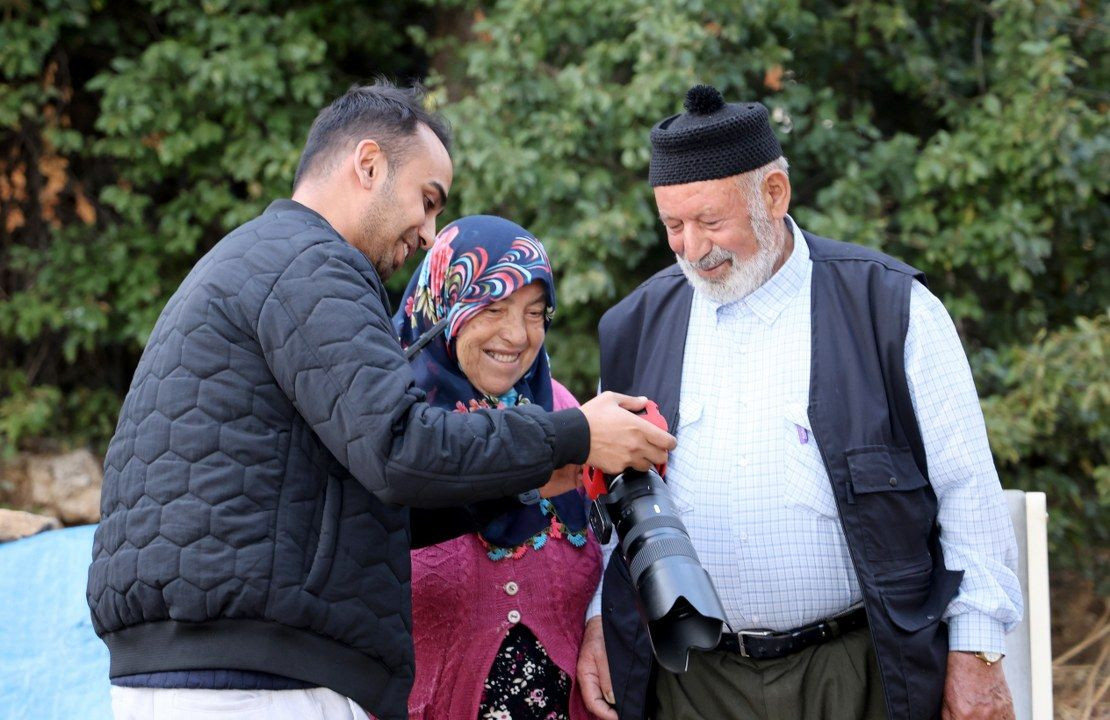 Elini hanımının omzuna koymak için izin istedi, görüntüyü milyonlarca kişi izledi - Sayfa 2