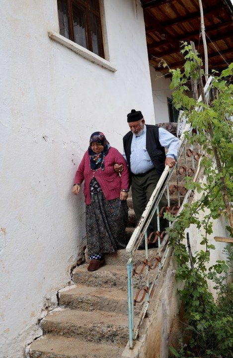 Elini hanımının omzuna koymak için izin istedi, görüntüyü milyonlarca kişi izledi - Sayfa 3