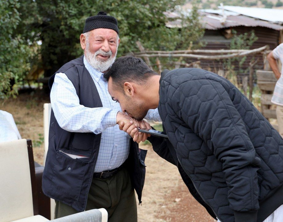 Elini hanımının omzuna koymak için izin istedi, görüntüyü milyonlarca kişi izledi - Sayfa 4