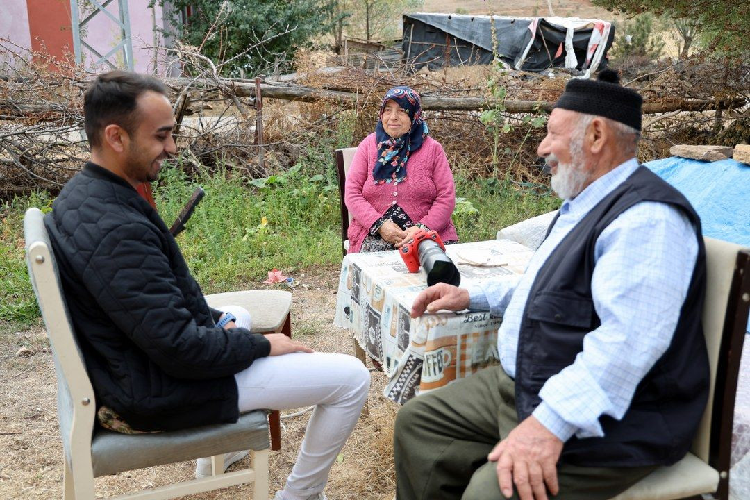 Elini hanımının omzuna koymak için izin istedi, görüntüyü milyonlarca kişi izledi - Sayfa 5