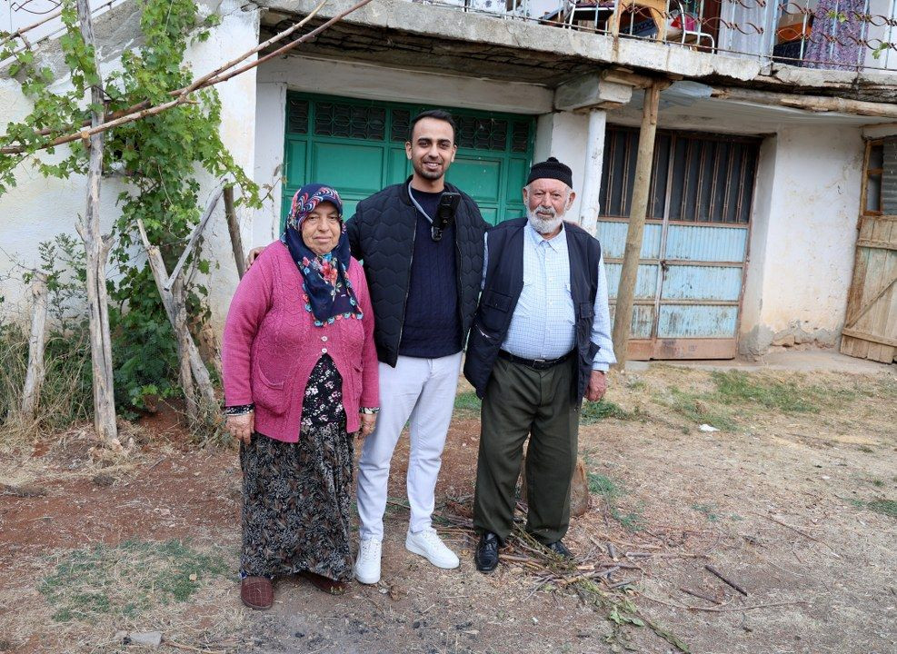 Elini hanımının omzuna koymak için izin istedi, görüntüyü milyonlarca kişi izledi - Sayfa 6