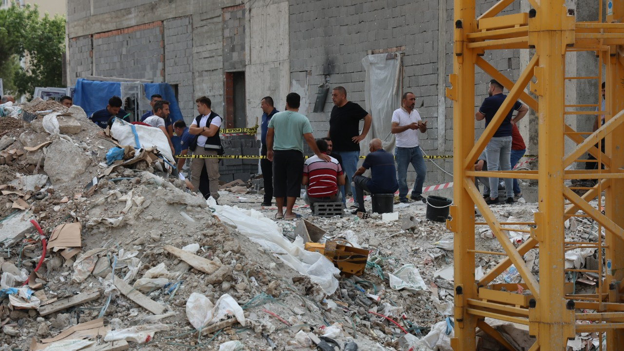 Kule vinçteki demir kova işçilerin üzerine düştü: 2 ölü