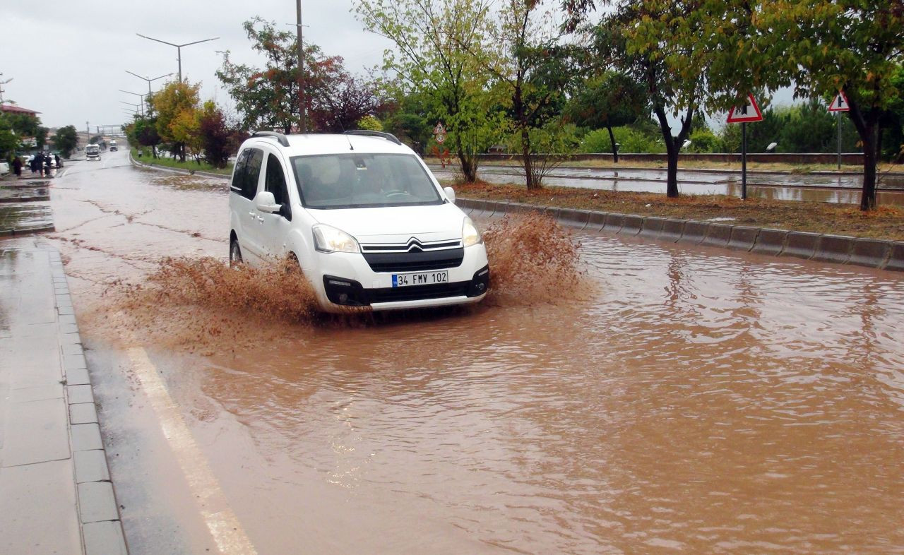 Bitlis'te şiddetli yağış sel ve taşkınlara neden oldu - Sayfa 1