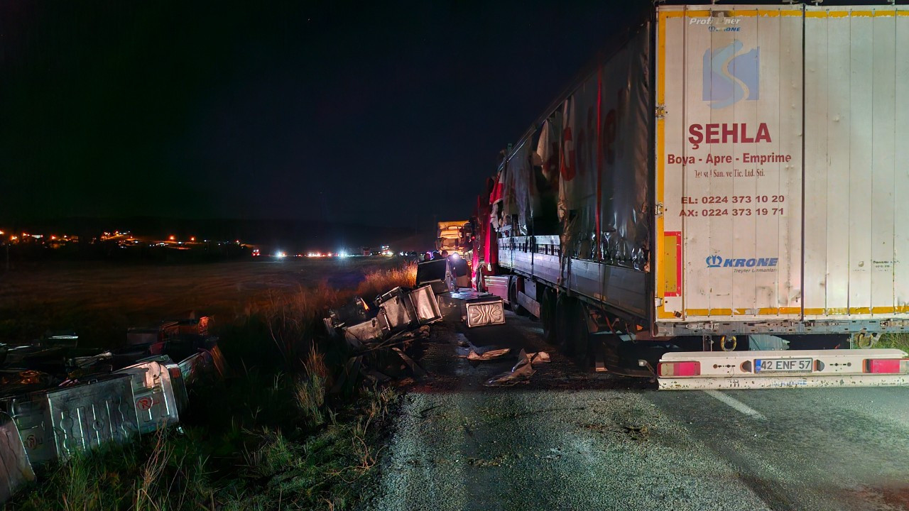 Konteyner yüklü tır devrildi, yol trafiğe kapandı