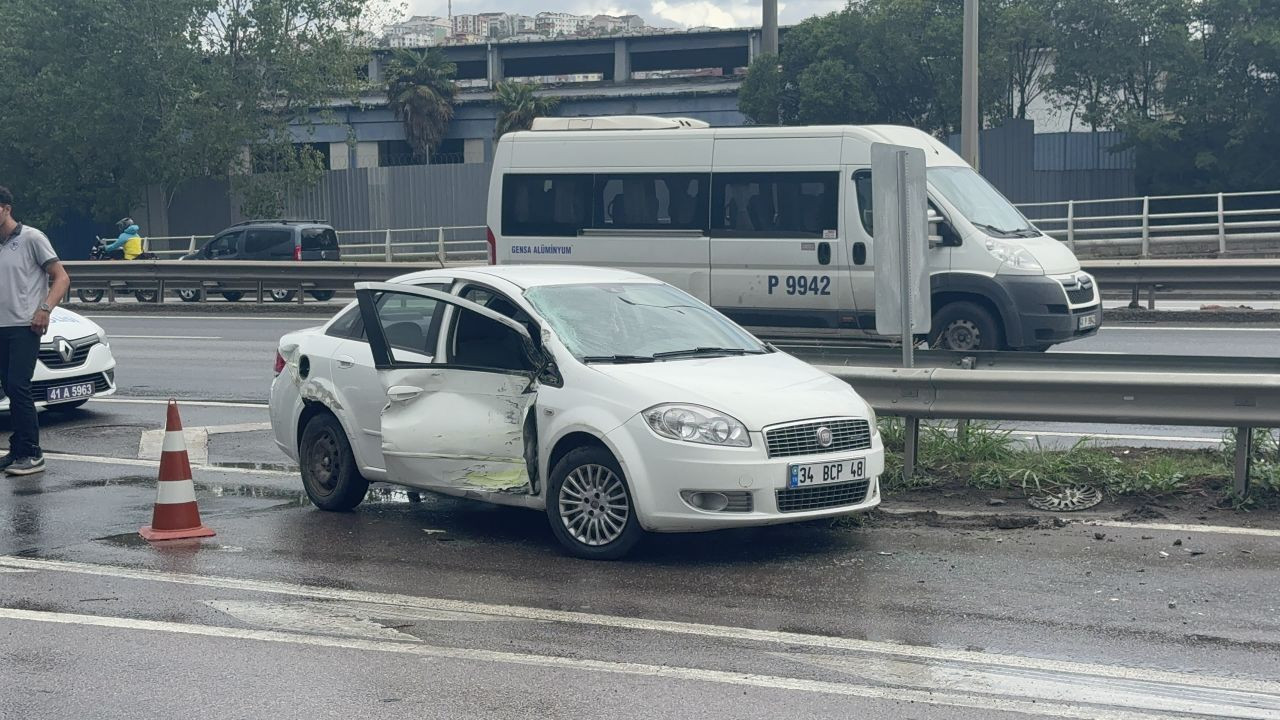 Belediye otobüsü ile otomobil çarpıştı: 2 yaralı - Sayfa 1