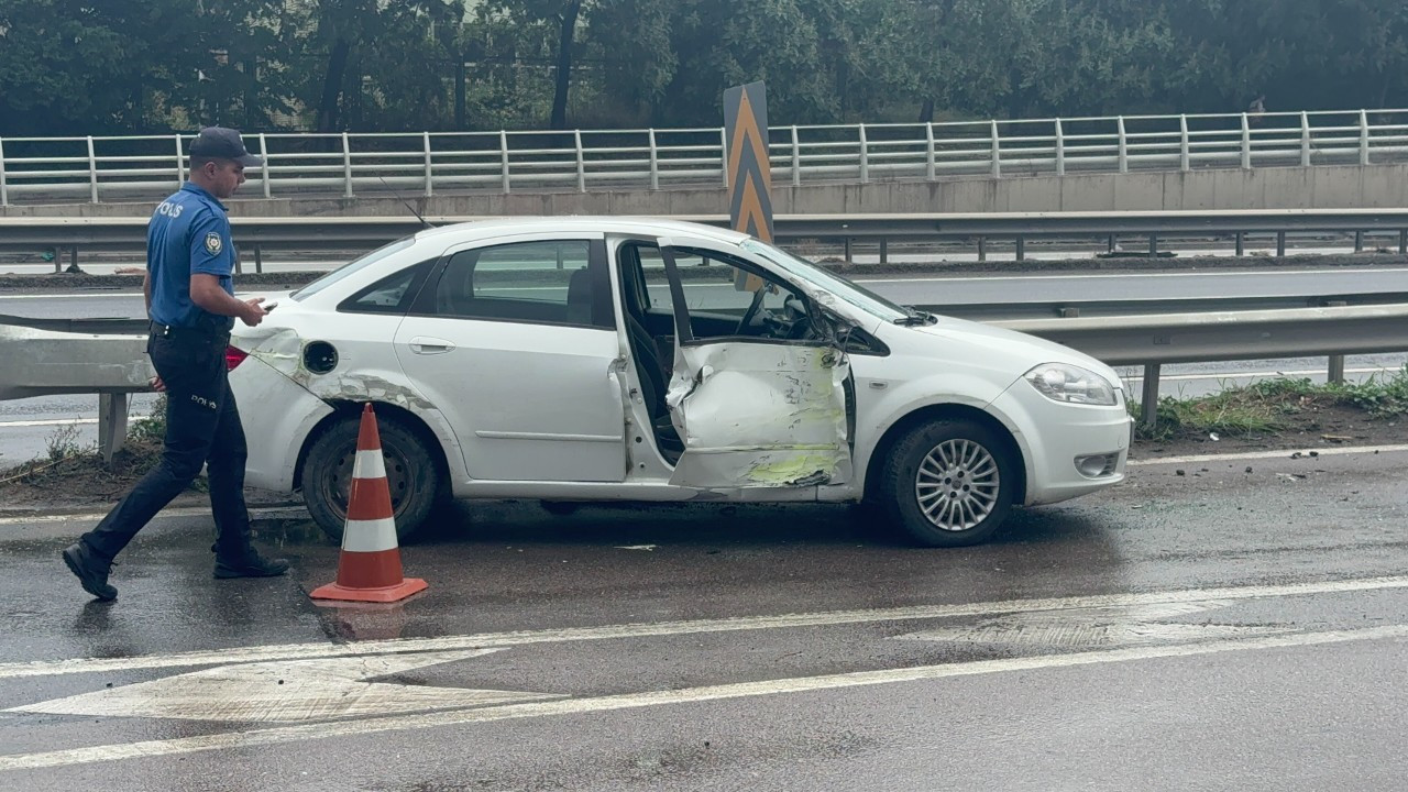 Belediye otobüsü ile otomobil çarpıştı: 2 yaralı