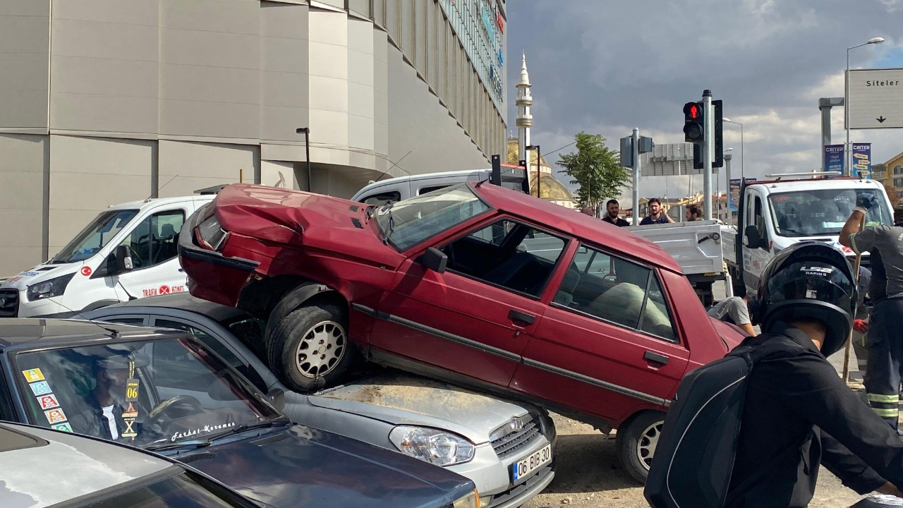 Ankara’da kontrolden çıkan araç çarptığı otomobilin üstünde asılı kaldı