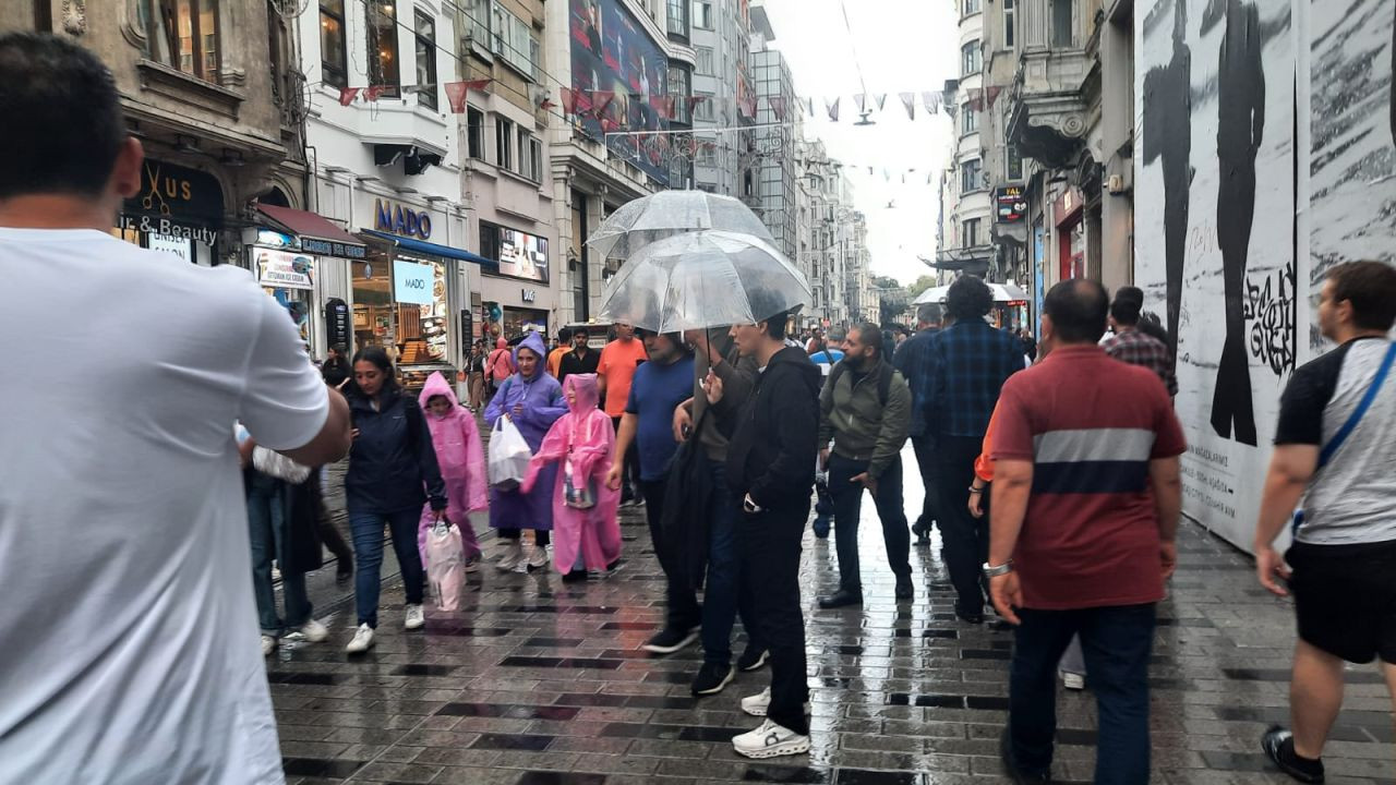 Taksim Meydanı'nda Yağmura Yakalanan Vatandaşlar Zor Anlar Yaşadı - Sayfa 6