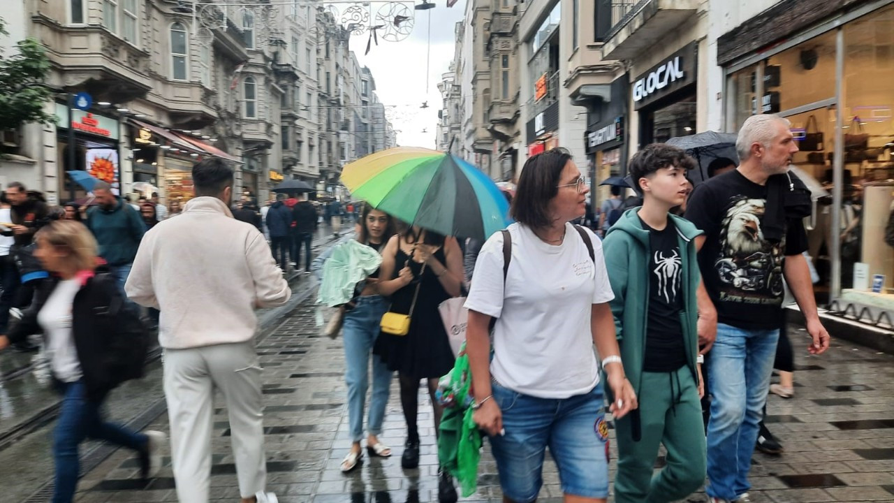 Taksim Meydanı'nda Yağmura Yakalanan Vatandaşlar Zor Anlar Yaşadı