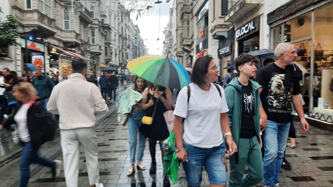 Taksim Meydanı'nda Yağmura Yakalanan Vatandaşlar Zor Anlar Yaşadı - Sayfa 5