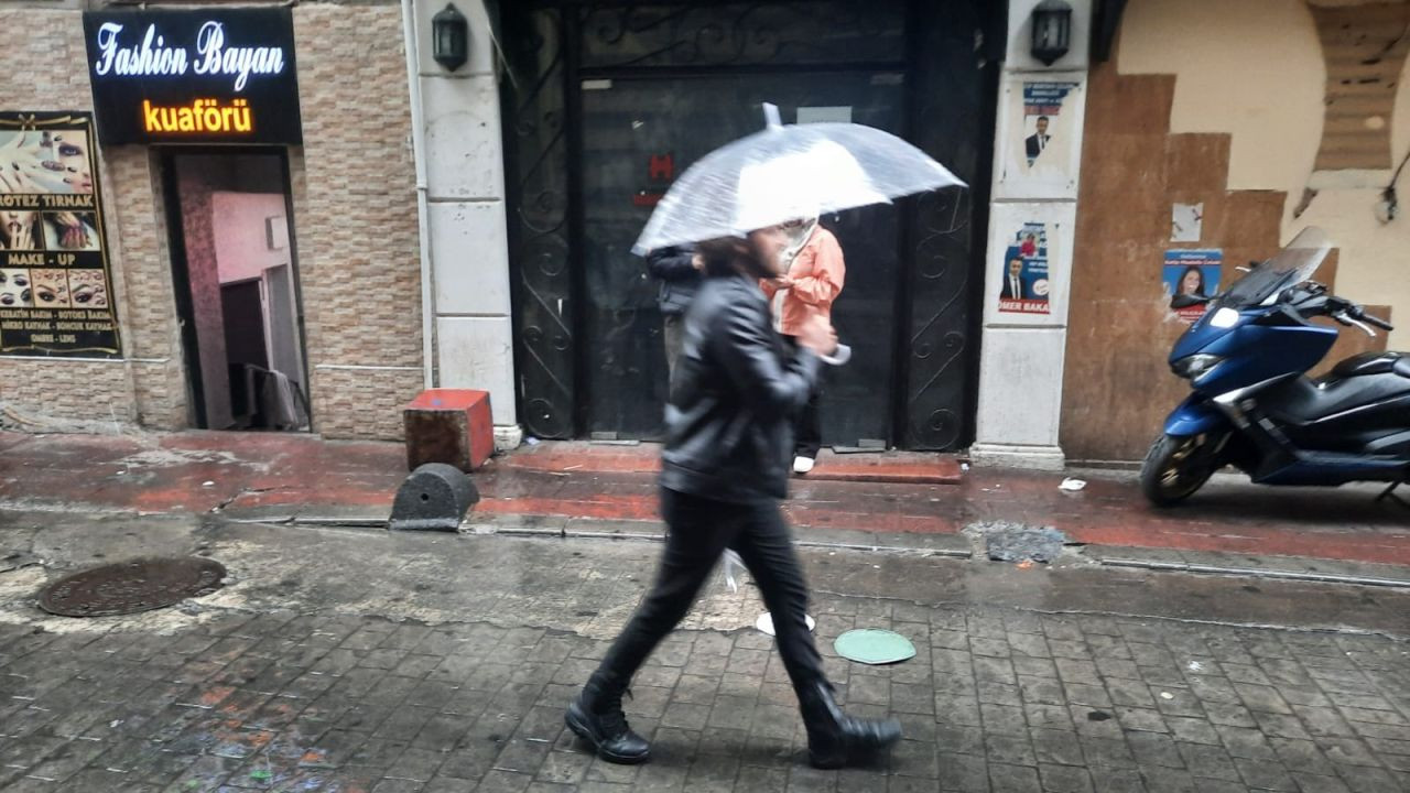 Taksim Meydanı'nda Yağmura Yakalanan Vatandaşlar Zor Anlar Yaşadı - Sayfa 4